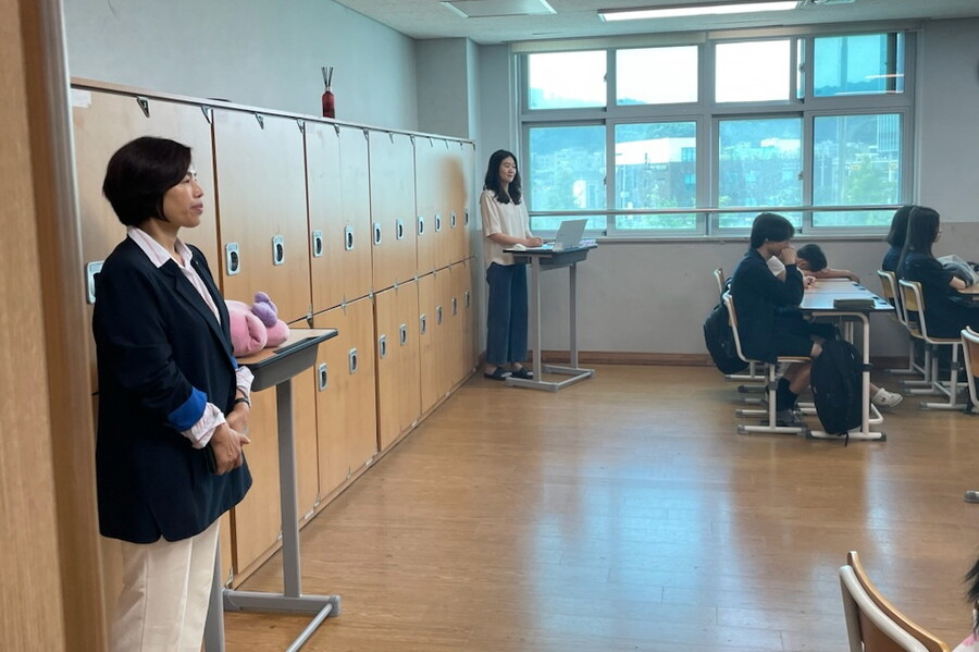 ▲김현옥 시의원이 금호중학교를 찾아 학생 흡연예방교육 수업을 참관하고 있다.