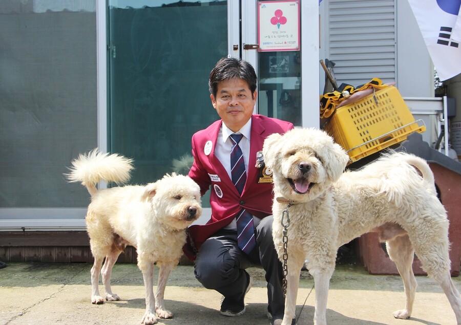 ▲윤동필 세종지역위원장이 오랜 기간 함께한 개들과 기념촬영을 하고 있다.