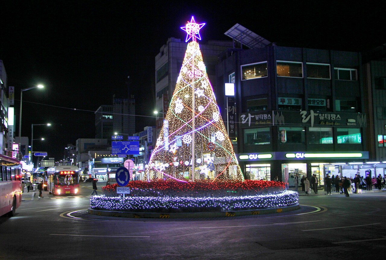 ▲조치원역 광장에 크리스마스트리가 겨을 밤을 환하게 밝히고 있다.