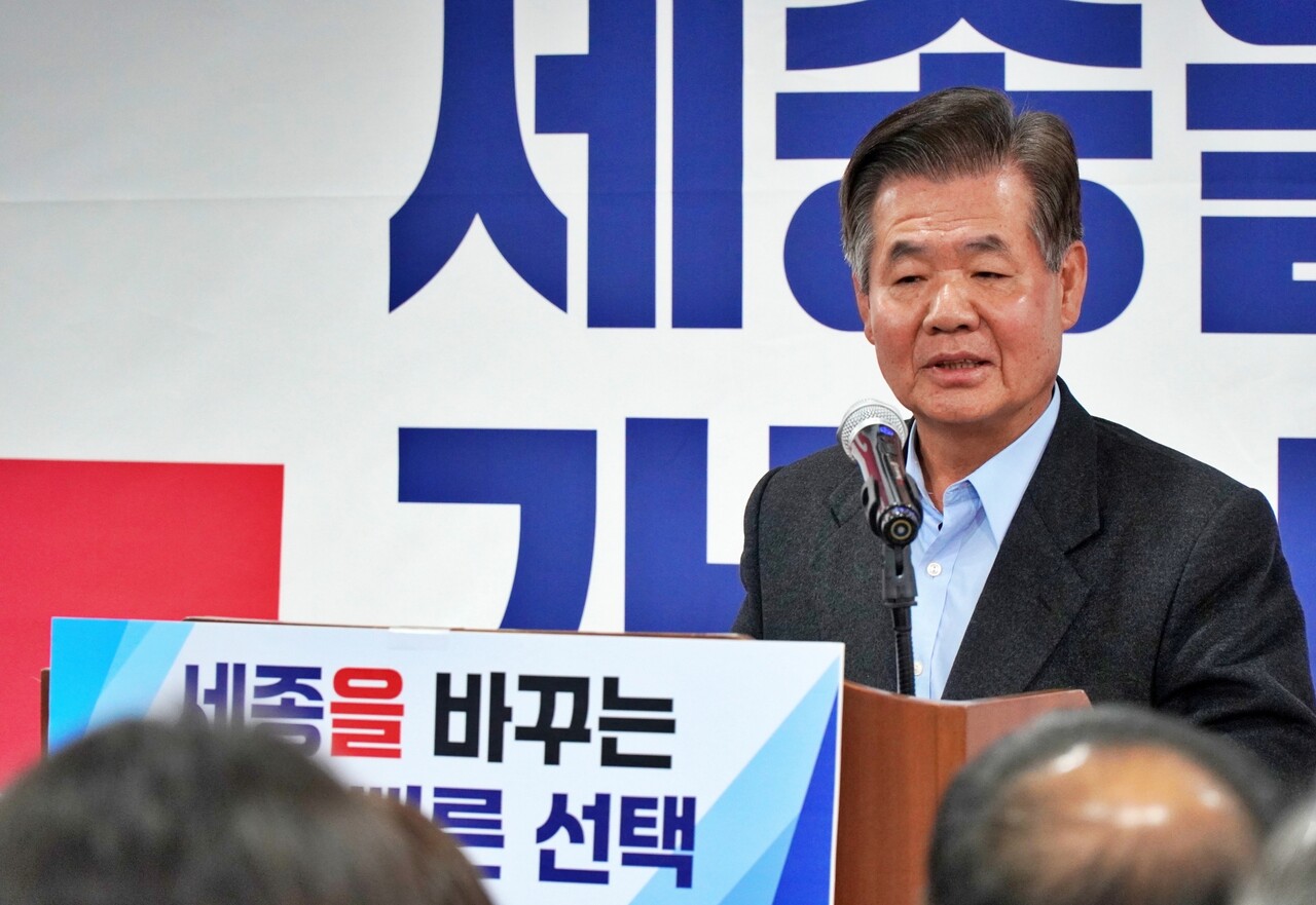 ▲이흥무 상임고문이 송아영 예비후보 선거사무소 개소식에서 축사를 하고 있다.
