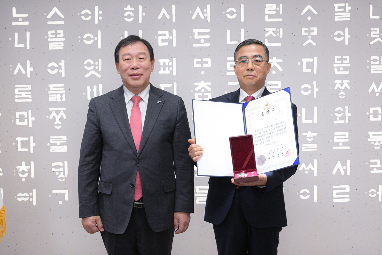 ▲최민호 시장이 고 김기혁 병장을 대신해 훈장을 전수 받은 조카 김종섭(사진 왼쪽 두번째) 씨와 사진 촬영을 하고 있다.