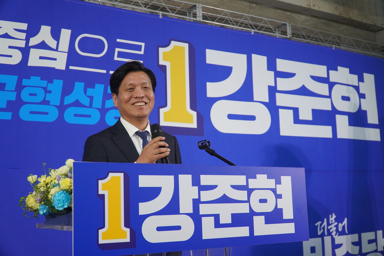 ▲대전 유성갑 조승래 후보가 강준현 후보의 승리를 기원하며 축사를 하고 있다. 