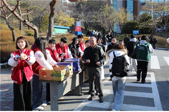 지난 21일 한국영상대학교 유재원 총장과 학생회 임원들이 등교케어 행사에서 학생들에게 아침식사를 건네주고 있다.