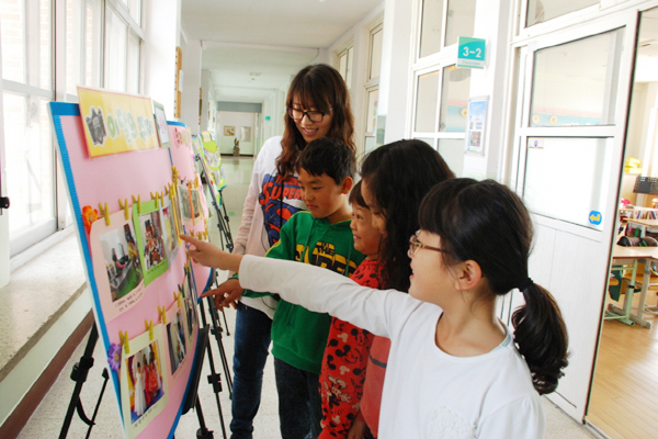   연봉초등학교 학생들이 ‘나를 찾아서’라는 테마 사진전시전을 보며 즐거워하고 있다.
