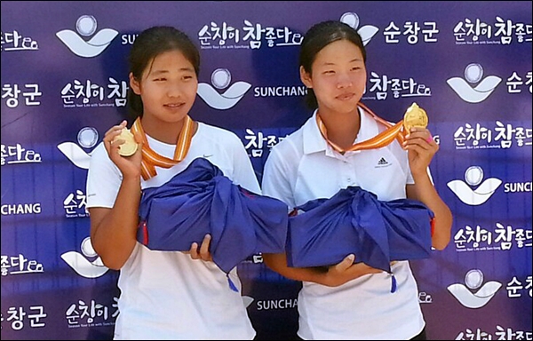   조치원여고 지선애(좌측), 한승희(우측) 학생이 복식 우승 기념 촬영을 하고 있다.