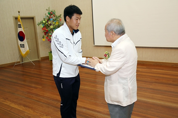 김시온 선수가 제42회 전국소년체육대회에서 우수한 성과로 장학증서와 장학금을 받고 있다.