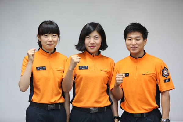   (왼쪽부터) 정현주·정여진·이성철 소방사가 화이팅을 하고 있다.