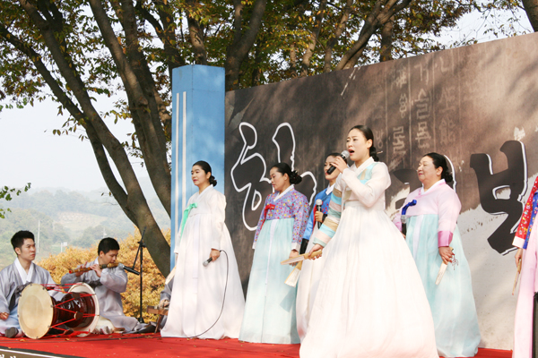   ▶김미숙씨와 단원들이 한국의 대표적인 민요인 아리랑을 연창하고 있다.