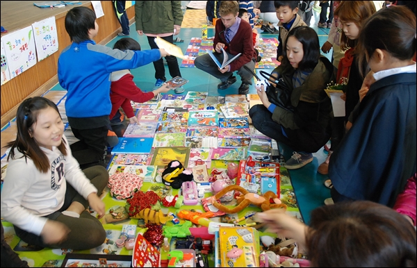 ▲부강초등학교에서 ‘2013 사랑나눔 친환경 알뜰 시장’이 전당 일원에서 개최됐다.