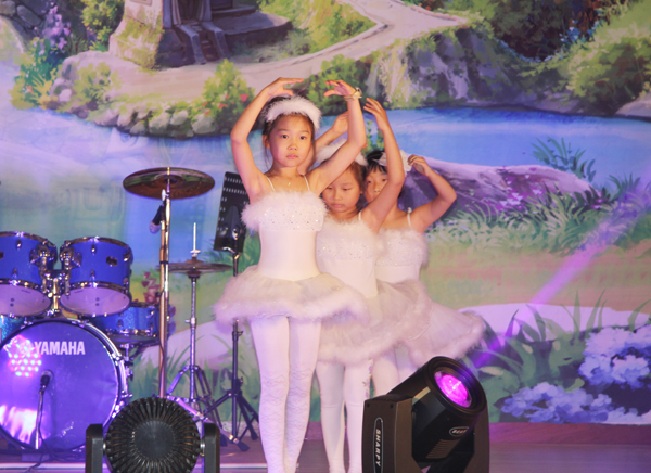   ▶2학년 오시연 외 5명의 학생들이 백조의 호수 발레 공연을 하고 있다.