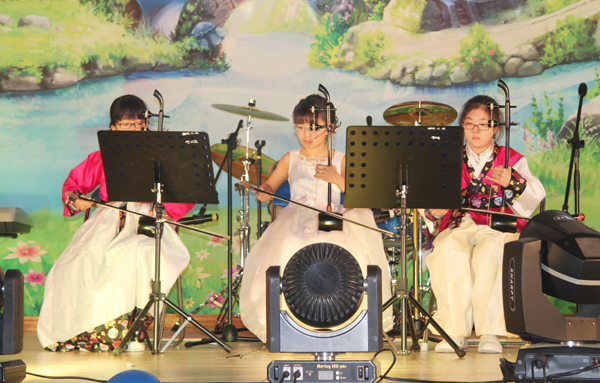   ▶방과후 해금부 학생들이 '도라지타령과 마법의 성'을 연주하고 있다. 