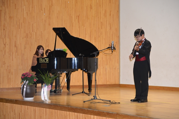   6학년 석재문 학생이 오프닝 무대로 바이올린 연주를 하고 있다.