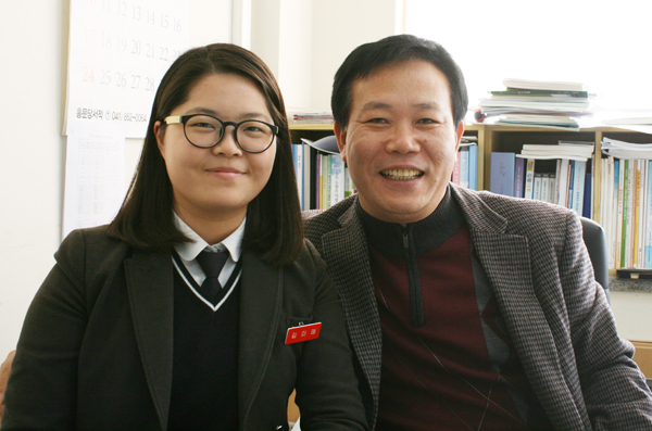   ▶조치원여고 박근주 특성화교육부장(오른쪽)과 김미래양이 기념촬영을 하고 있다.