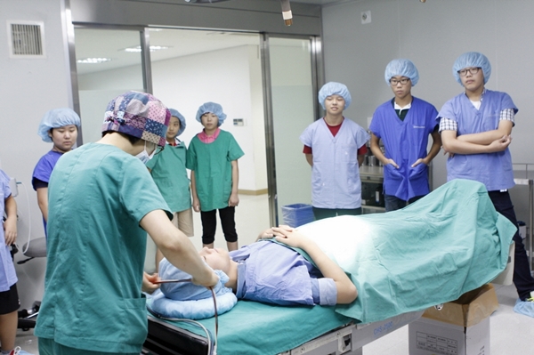   지난 해 학생들이 유성 선병원 수술실에서 직업체험을 하고 있는 장면.