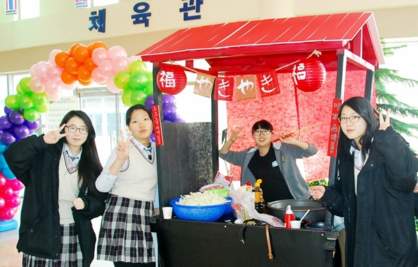   성남고 요리방 학생들이 '성남 꿈 빛 축제'에 참여한 후 기념촬영을 하고 있다.