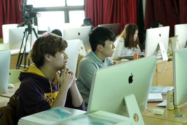   한국영상대 재학생이 스모크 소프트웨어를 이용한 특수영상합성편집 교육에 집중하고 있다.