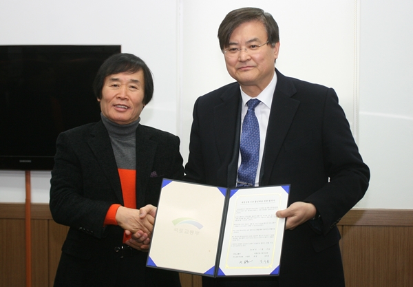   김석훈 세종시 전통시장 상인회장(왼쪽)과 서승환 국토부 장관이 지난 16일 업무협약(MOU)를 체결했다.