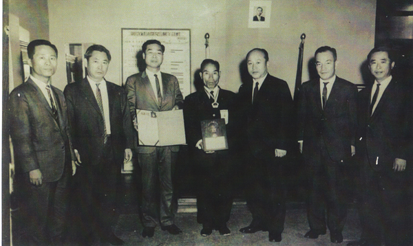   ▲1996년 10월 6일 철도인을 대표로 故 이영복(왼쪽에서 네번째)씨가 '국민이 주는 희망의 상'을 수상한 후 기념촬영을 하고 있다.