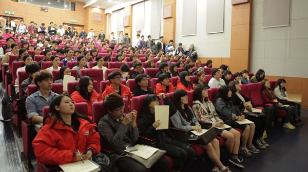   한국영상대 튜터링 참가학생들이 프로그램 소개에 집중하고 있다.