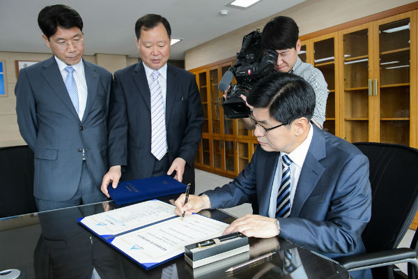   ▶이춘희 세종시장이 취임식에 앞서 시장실에서 업무인계인수서에 서명하고 있다.
