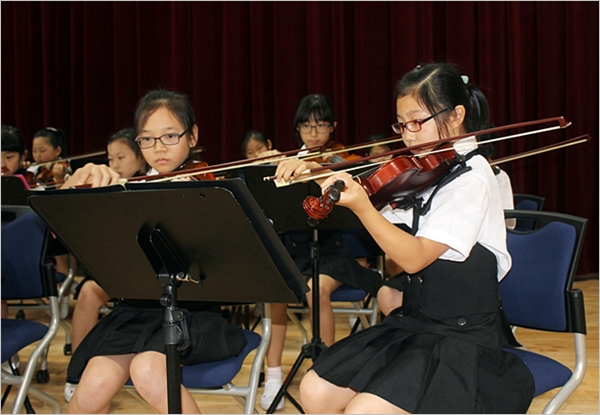  ▲ 한솔초등학교 학생들이  ‘한솔 현 울림’  제4회 작은 음악회에서 연주를 하고 있다.
