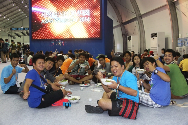    천주교 아시아 청년대회 참가 청년들이 비빔밥을 먹으며 즐거워하고 있다.