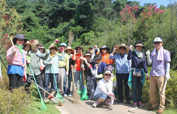   한솔동통장협의회가 근린공원 산책로 잡초제거를 하기 앞서 기념촬영을 하고 있다. 