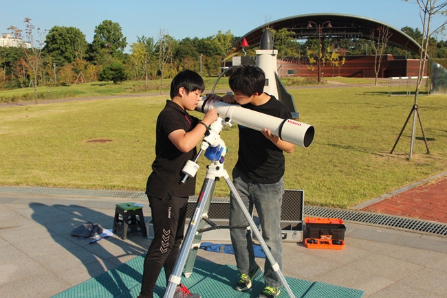   ▶천체관측동아리 학생들이 천체망원경 조작을 하고 있다.