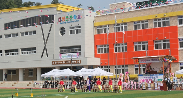  감성초등학교 총 동창회 한마음 축제가 열리고 있다.